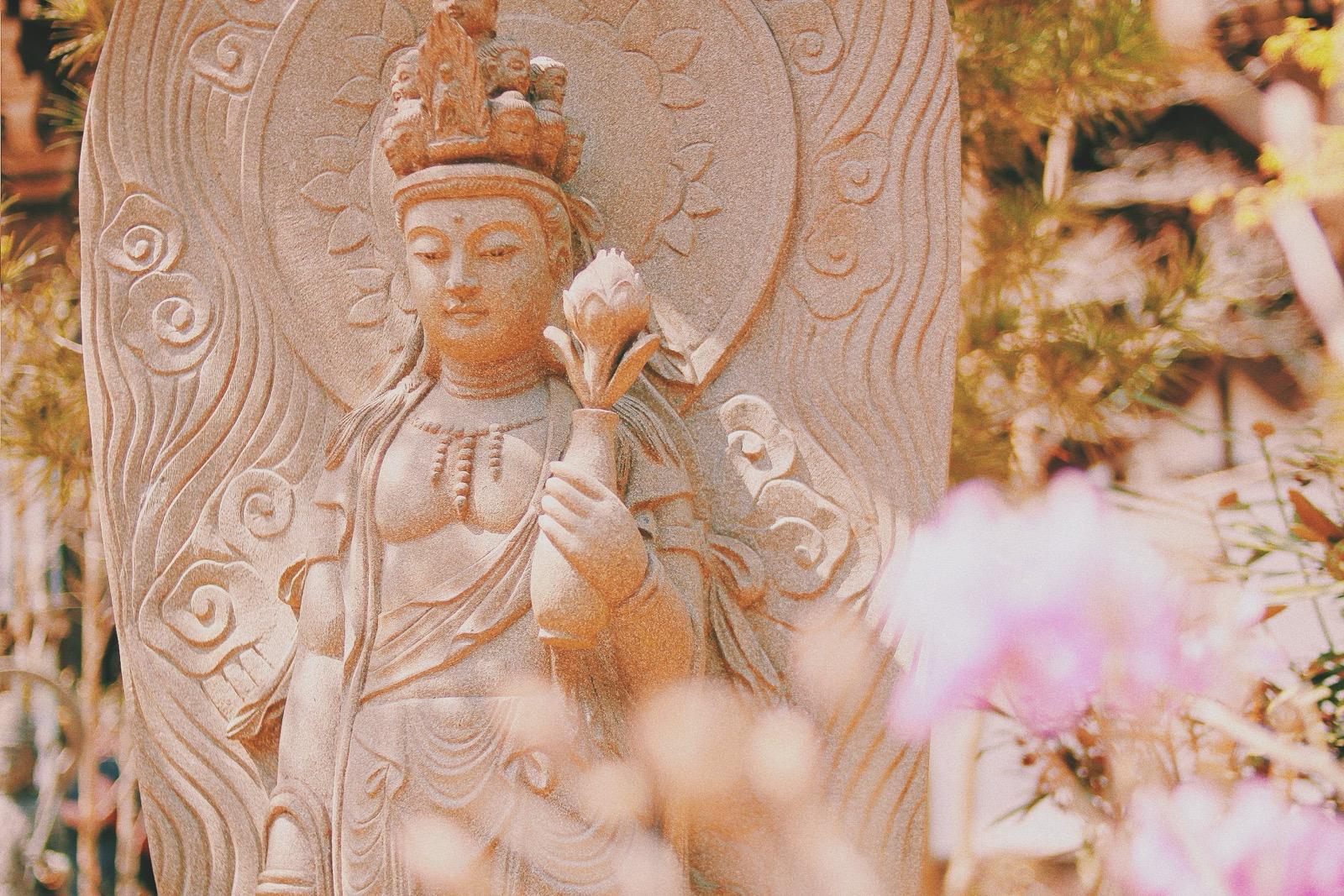 estatua divinidad en sakura